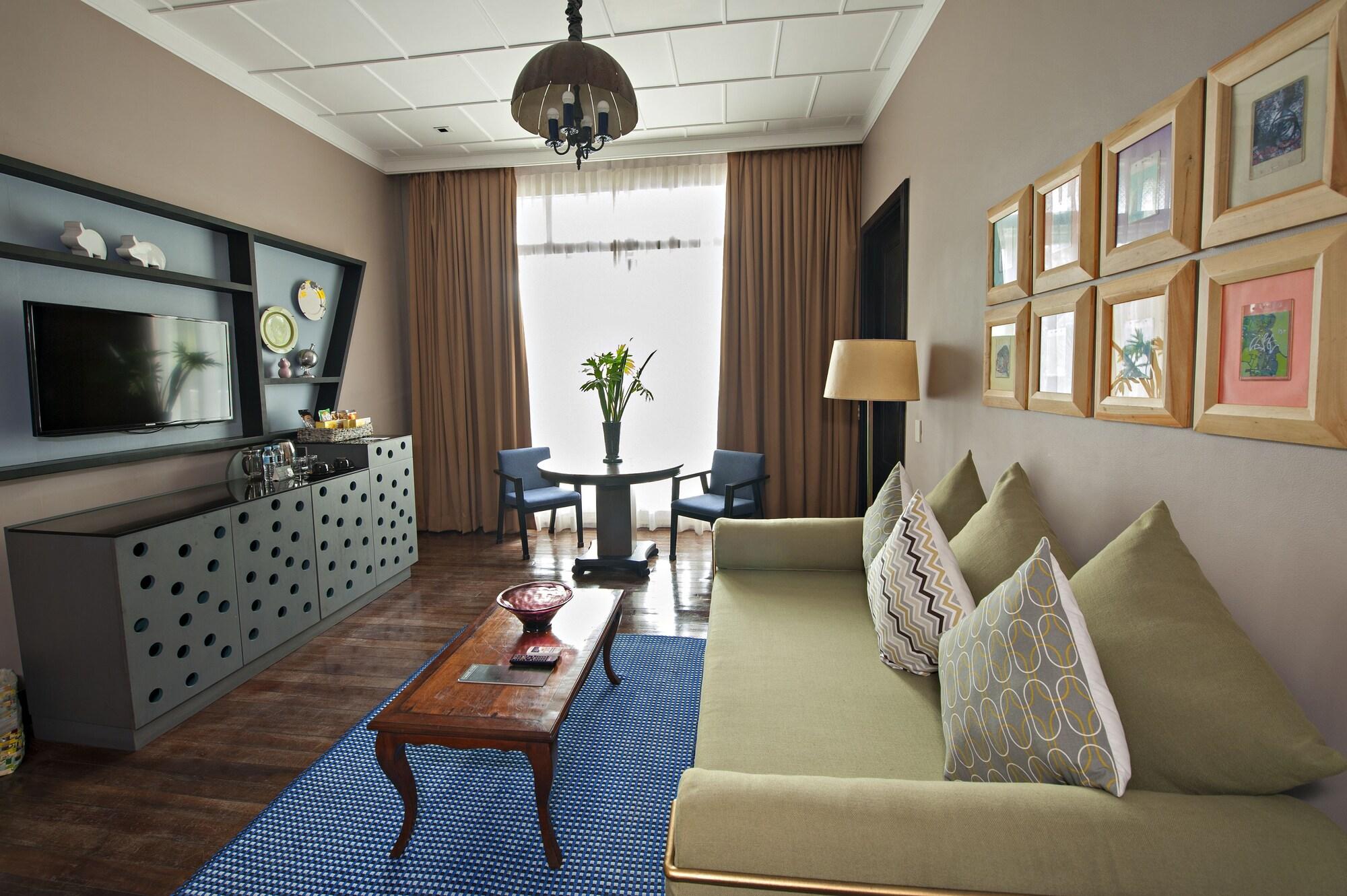 The Henry Manila 4*